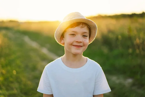 Retrato Menino Sorridente Com Uma Camiseta Branca Chapéu Brincando Livre — Fotografia de Stock
