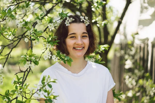 Gyönyörű Tinédzser Lány Tavaszi Virágokkal Élvezi Természetet Nevet Tavaszi Kertben — Stock Fotó