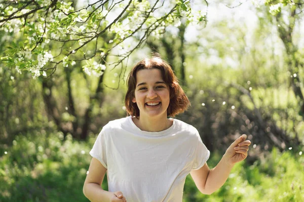 Gadis Cantik Dengan Bunga Musim Semi Menikmati Alam Dan Tertawa — Stok Foto