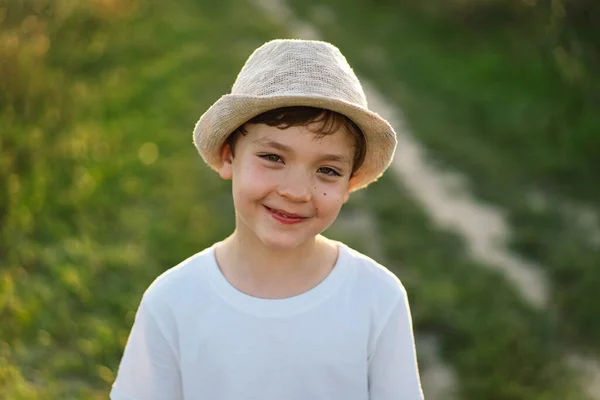 Porträt Eines Lächelnden Kleinen Jungen Weißem Shirt Und Hut Der — Stockfoto