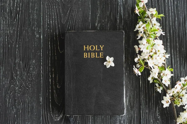 Bible Avec Des Fleurs Printanières Sur Fond Bois Concept Foi — Photo