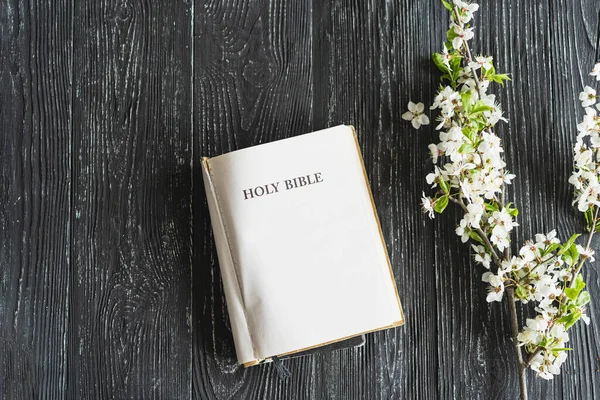 Biblia Con Flores Primavera Sobre Fondo Madera Concepto Espiritualidad Religión — Foto de Stock