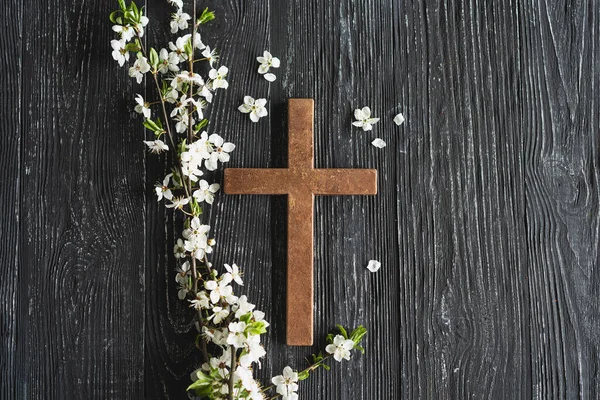 Salib Melambangkan Kematian Dan Kebangkitan Yesus Kristus Bunga Bunga Musim — Stok Foto