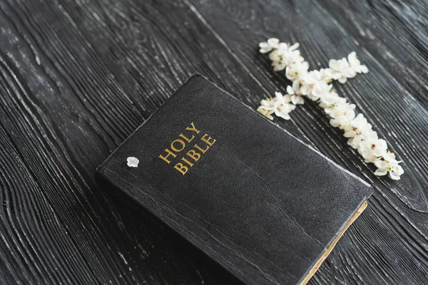 Bíblia Com Flores Primavera Fundo Madeira Conceito Espiritualidade Religião Paz — Fotografia de Stock