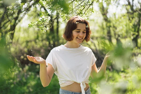 春の花と美しい十代の女の子は 自然を楽しんで春の庭で笑っています さくらの木の枝を持つ女の子 自由と幸福の概念 — ストック写真