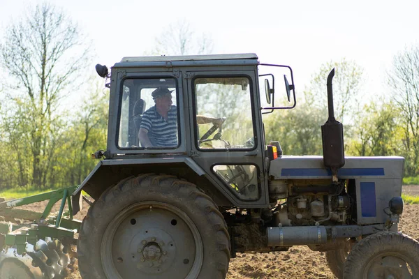 Tracteur Traverse Champ Cultive Terre Véhicule Agricole Fonctionne Dans Campagne — Photo