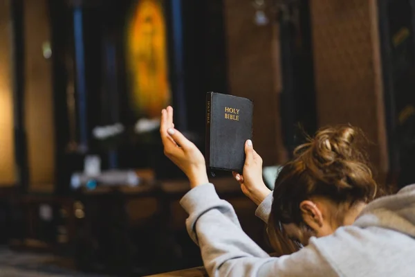 基督教妇女在一个古老的天主教庙宇里读圣经 在庙宇里读圣经 灵修和宗教的概念 梦想概念 — 图库照片