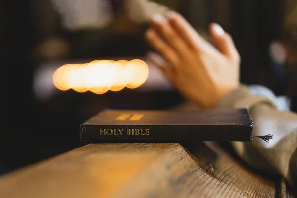 Chrześcijańska Kobieta Czytająca Biblię Starożytnej Katolickiej Świątyni Czytanie Biblii Świątyni — Zdjęcie stockowe