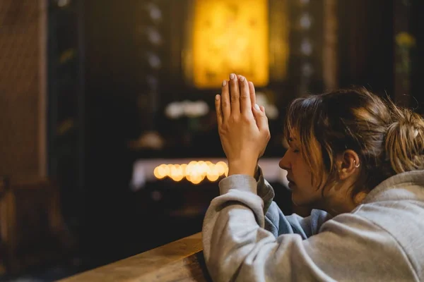Wanita Berdoa Berlutut Sebuah Kuil Katolik Kuno Kepada Tuhan Tangan — Stok Foto