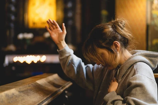 Жінка Молиться Колінах Древньому Католицькому Храмі Богу Руки Складені Молитовному — стокове фото