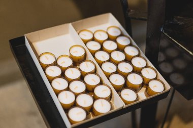 Bir katedralde bir sürü mum. Kilisede dini ayin. İnanç, maneviyat ve din kavramı.