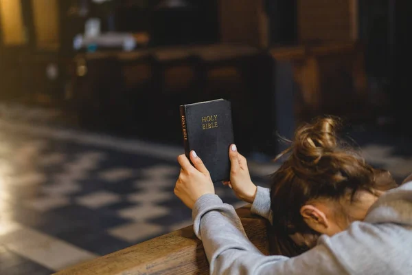 Mujer Cristiana Leyendo Biblia Antiguo Templo Católico Leyendo Santa Biblia — Foto de Stock