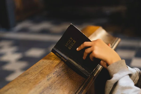 Christin Beim Bibellesen Einem Alten Katholischen Tempel Lesen Der Heiligen — Stockfoto