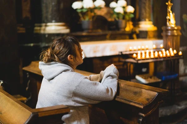 神への古代のカトリックの寺院で彼女の膝の上で祈る女性 手は信仰 精神性 宗教のための祈りの概念に折り畳まれました 夢の概念 — ストック写真