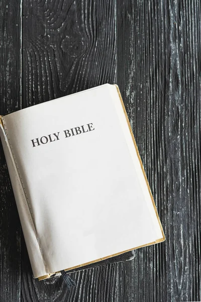 Bibeln Med Vårblommor Träbakgrund Begreppet Tro Andlighet Och Religion Fred — Stockfoto