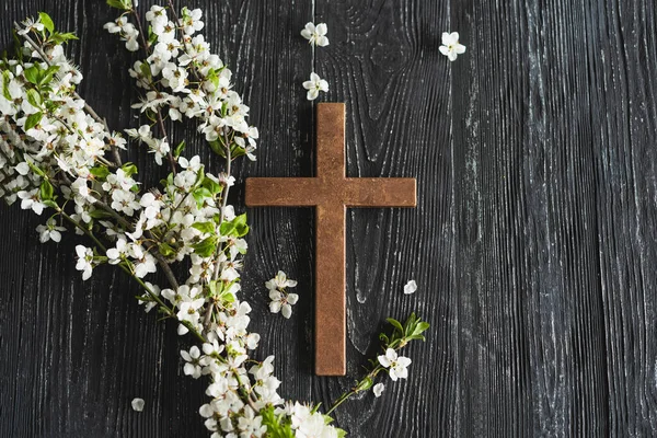 Salib Melambangkan Kematian Dan Kebangkitan Yesus Kristus Bunga Bunga Musim — Stok Foto