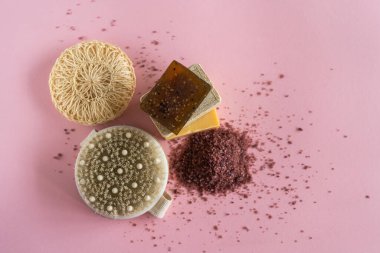 Anti-selülit kozmetik ürünleri. Doğal vücut fırçası, kozmetoloji, kabuk soyma, kaplıca ürünleri, güzellik konsepti. Evde cilt bakımı için doğal malzemeler. Anti-selülit masajı için tahta fırça.