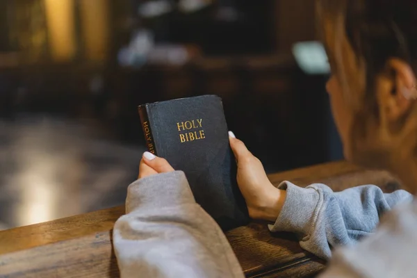 Chrześcijańska Kobieta Czytająca Biblię Starożytnej Katolickiej Świątyni Czytanie Biblii Świątyni — Zdjęcie stockowe