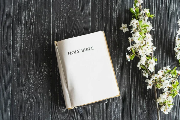 Alkitab Dengan Bunga Musim Semi Pada Latar Belakang Kayu Konsep — Stok Foto