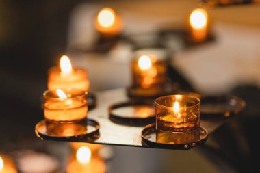 Birçok mum bir katedralde yanıyor. Kilisede dini ayin. İnanç, maneviyat ve din kavramı.