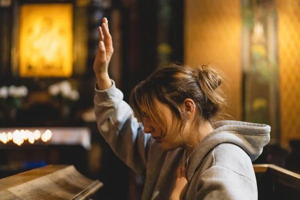 Жінка Молиться Колінах Древньому Католицькому Храмі Богу Руки Складені Молитовному — стокове фото