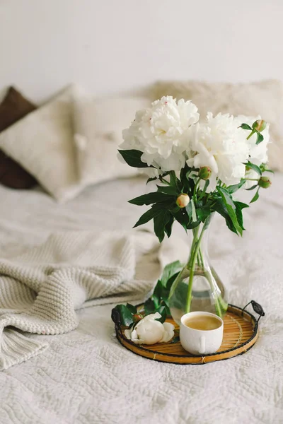 リビングルームの家のインテリアでまだ生活の詳細 カップコーヒーと花束白い牡丹の花 居心地の良い家 — ストック写真
