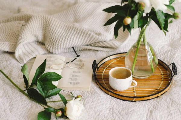 リビングルームの家のインテリアでまだ生活の詳細 グラス カップコーヒー 花束の白いピンクの牡丹の花で本を開きます 読んで休みなさい 居心地の良い家 — ストック写真