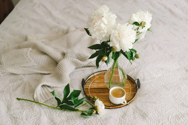 客厅室内静谧的生活细节 杯咖啡和花束白牡丹花 舒适的家 — 图库照片