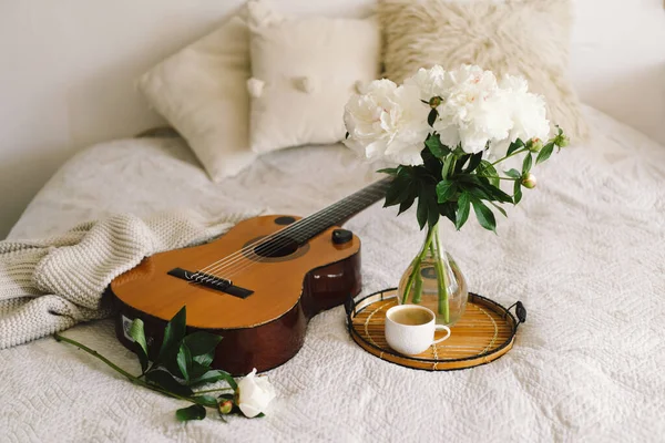 春のリラクゼーション 春の花とコーヒーとベッドの上のギター — ストック写真