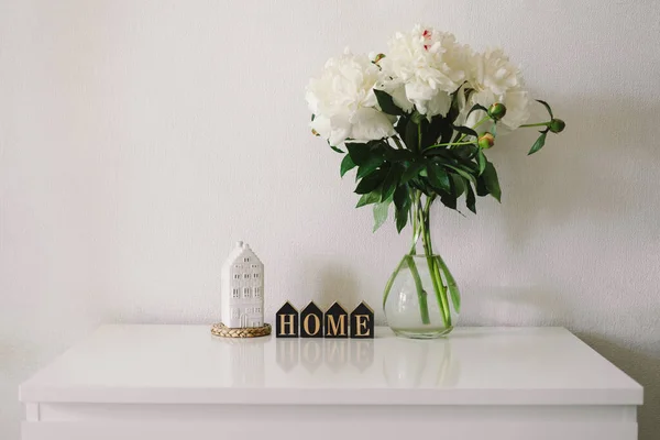 リビングルームの家のインテリアでまだ生活の詳細 白い牡丹の花瓶 いい春のコンセプト — ストック写真