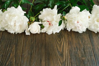 Ahşap arka planda bir buket güzel beyaz şakayık. Şık bir çiçek selamı. Anneler Günü