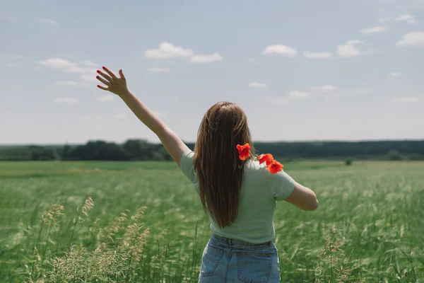 Kadın Kırmızı Gelincik Çiçeklerini Arka Planda Tutuyor Atmosferik Sakin Bir — Stok fotoğraf