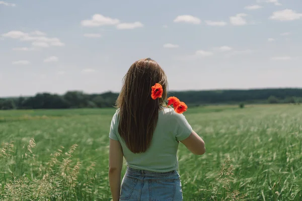 Жінка Тримає Червоні Макові Квіти Фоні Поля Атмосферний Спокійний Момент — стокове фото
