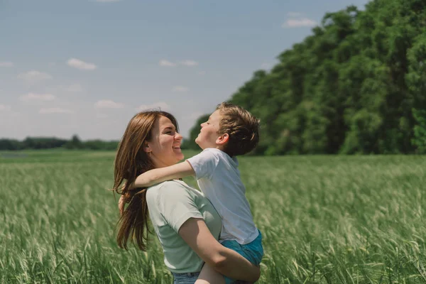 Šťastný Den Matek Malý Chlapec Matka Hrají Zeleném Ječmenném Poli — Stock fotografie