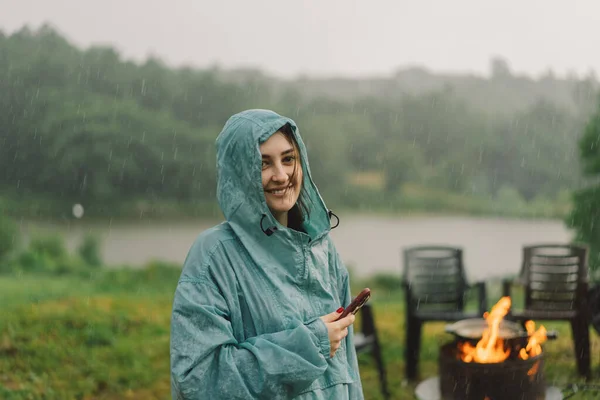Potret Seorang Gadis Muda Dengan Jas Hujan Biru Menikmati Hujan — Stok Foto