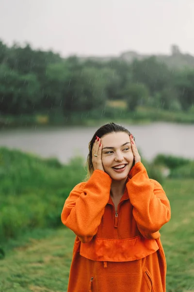 Retrato Una Joven Suéter Naranja Disfrutando Lluvia Día Verano Chica — Foto de Stock