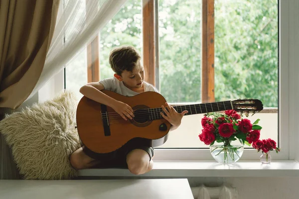 Cute Boy Belajar Untuk Bermain Gitar Klasik Jendela Dekat Jendela — Stok Foto