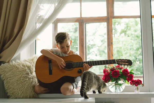 Cute Boy Belajar Untuk Bermain Gitar Klasik Jendela Dekat Jendela — Stok Foto