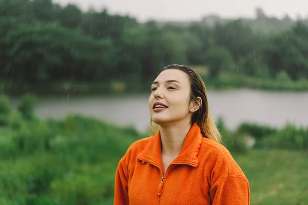 Egy Fiatal Lány Portréja Narancssárga Pulóverben Aki Élvezi Esőt Egy — Stock Fotó