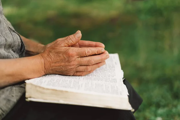 Bíblia Livro Leitura Mulher Velha Orando Por Esperança Ajuda Apoio — Fotografia de Stock