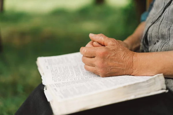 Bíblia Livro Leitura Mulher Velha Orando Por Esperança Ajuda Apoio — Fotografia de Stock