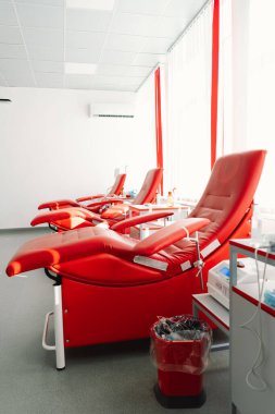 Bağış merkezinde oturmak için kırmızı koltuklar. Kan nakli istasyonu bağışçılardan kan almak için.
