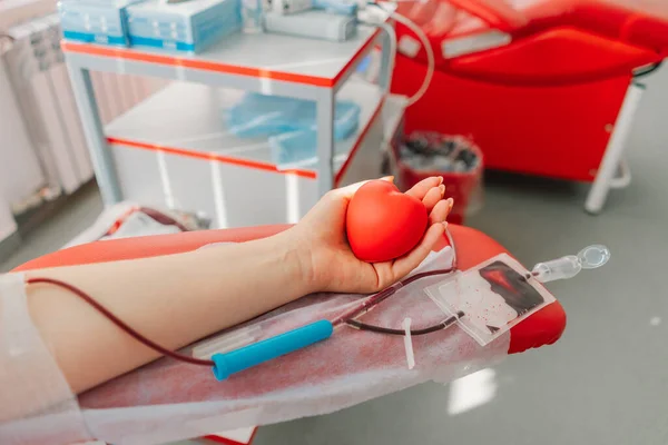 Wanita Muda Yang Mendonorkan Darah Rumah Sakit Seorang Wanita Menyumbangkan — Stok Foto
