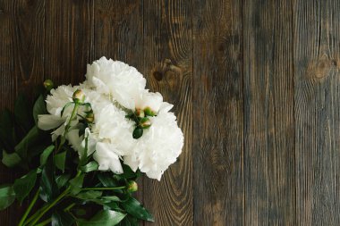 Ahşap arka planda bir buket güzel beyaz şakayık. Şık bir çiçek selamı. Anneler Günü