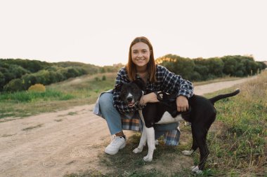Bir insan ve bir köpek. Teengirl ve onun arkadaş köpegi saha altinda. Güzel, genç bir kadın. Rahat ve tasasız. Güzel köpeğiyle yaz günbatımının tadını çıkarıyor. Yaşam biçimi
