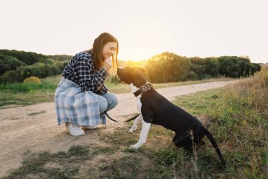 Bir insan ve bir köpek. Teengirl ve onun arkadaş köpegi saha altinda. Güzel, genç bir kadın. Rahat ve tasasız. Güzel köpeğiyle yaz günbatımının tadını çıkarıyor. Yaşam biçimi