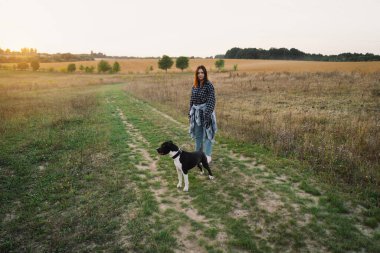 Bir insan ve bir köpek. Teengirl ve onun arkadaş köpegi saha altinda. Güzel, genç bir kadın. Rahat ve tasasız. Güzel köpeğiyle yaz günbatımının tadını çıkarıyor. Yaşam biçimi