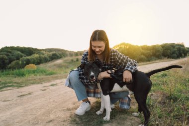 Bir insan ve bir köpek. Teengirl ve onun arkadaş köpegi saha altinda. Güzel, genç bir kadın. Rahat ve tasasız. Güzel köpeğiyle yaz günbatımının tadını çıkarıyor. Yaşam biçimi