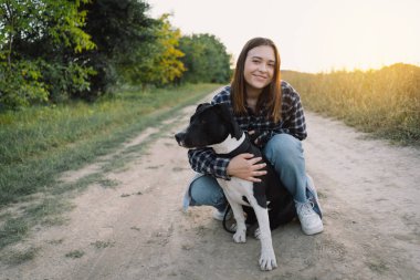 Bir insan ve bir köpek. Teengirl ve onun arkadaş köpegi saha altinda. Güzel, genç bir kadın. Rahat ve tasasız. Güzel köpeğiyle yaz günbatımının tadını çıkarıyor. Yaşam biçimi