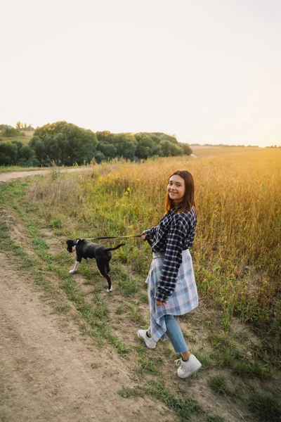 Mensch Und Hund Teengirl Und Ihr Befreundeter Stabhund Auf Dem — Stockfoto